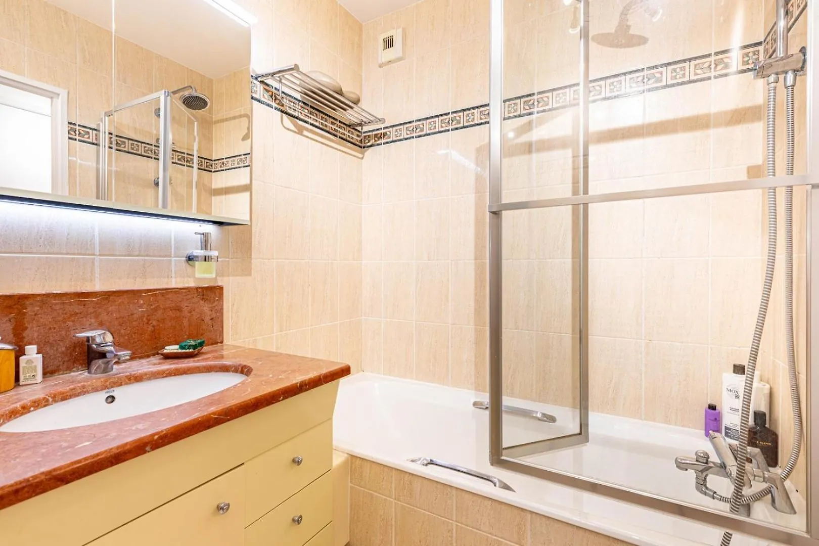 Guestready - Spacieux Apt. Avec Cour Privative Paryż 0*,